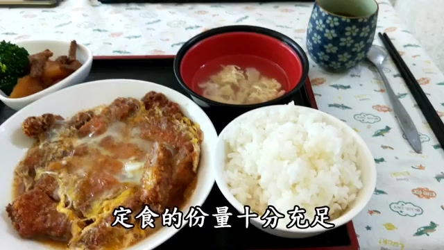 豬排定食完整呈現，兩塊里肌肉搭配燉煮馬鈴薯與白飯