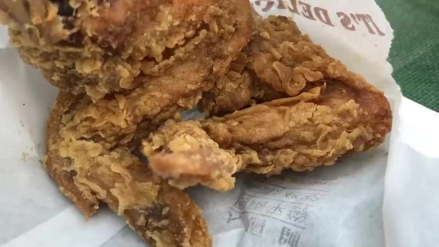 紙包裡盛著酥脆金黃的炸雞塊,外皮呈現明顯顆粒狀酥皮紋理