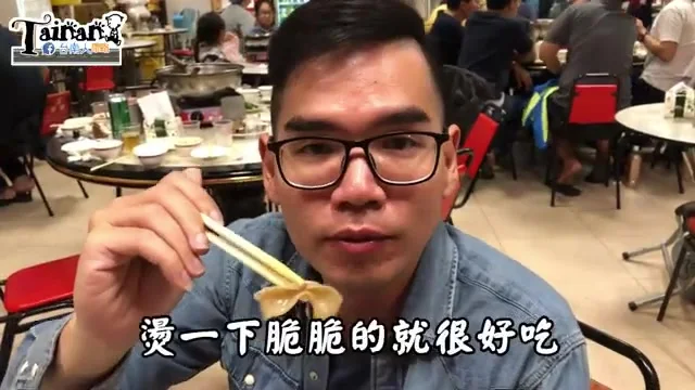 阿波夾起店內清脆爽口的鴨腸，燙過後口感恰到好處