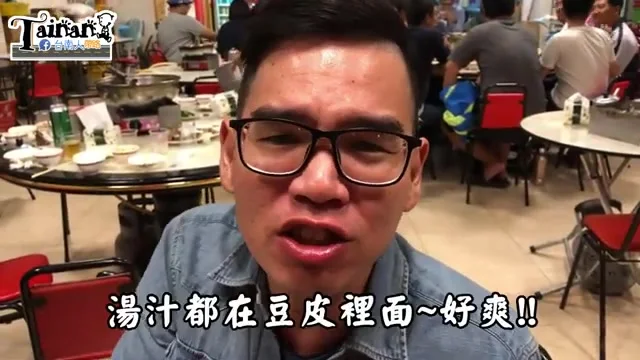 阿波在店內向鏡頭分享豆皮吸滿湯汁、咬下相當過癮