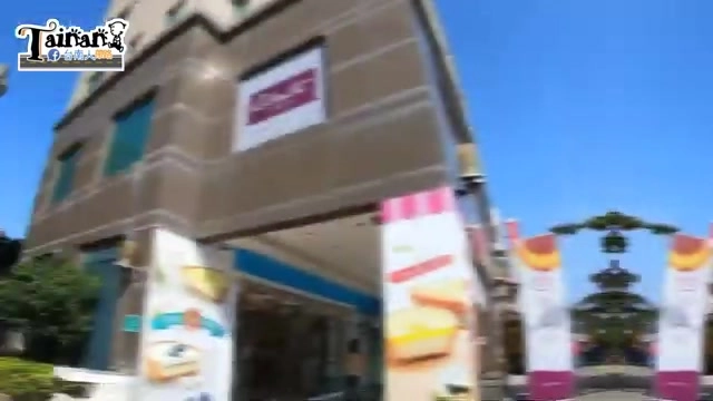店面外觀,白色與粉色系招牌懸掛在建築外牆,門口立著甜點宣傳看板