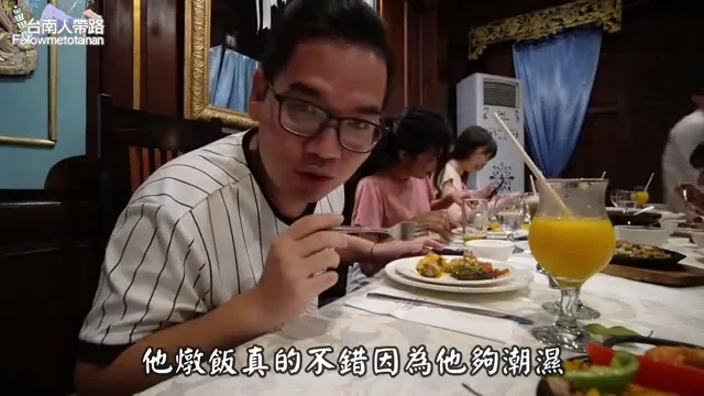 桌上端上一盤西班牙燉飯,阿波準備品嚐