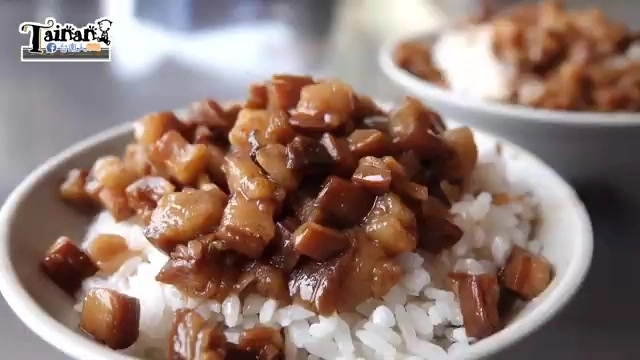 肉燥飯上桌，切成小丁的肉燥均勻鋪在白飯上，油亮誘人
