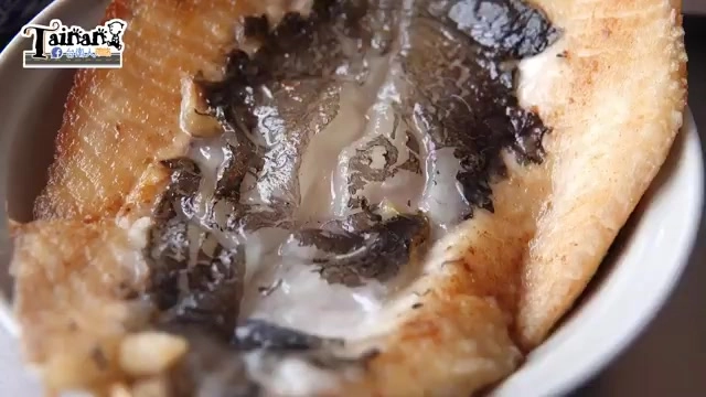 煎魚肚外皮焦香酥脆，內部魚肉雪白軟嫩，是店內人氣單點小菜