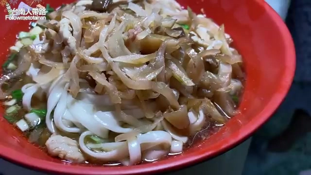 榨菜肉絲乾麵拌勻後麻醬色澤油亮，手工麵條裹滿醬汁香氣濃郁