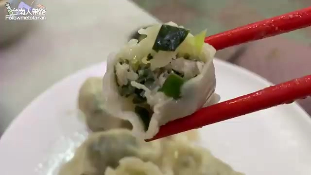 手工水餃皮薄透亮，內餡飽滿多汁，是店家自己包製的招牌品項