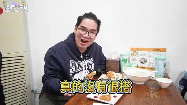 阿波拿著炸豬排沾芒果醬,對鏡頭評論味道