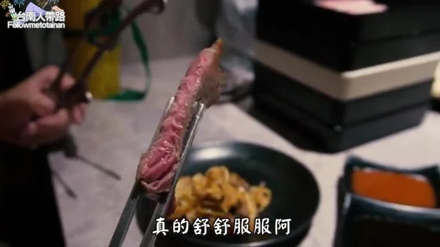 阿波夾起原味紐約客牛排,粉紅色澤特寫