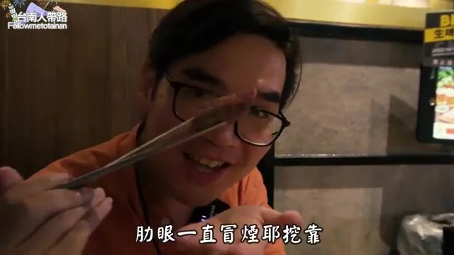 阿波展示冒煙的熱眼牛排,粉紅色澤誘人