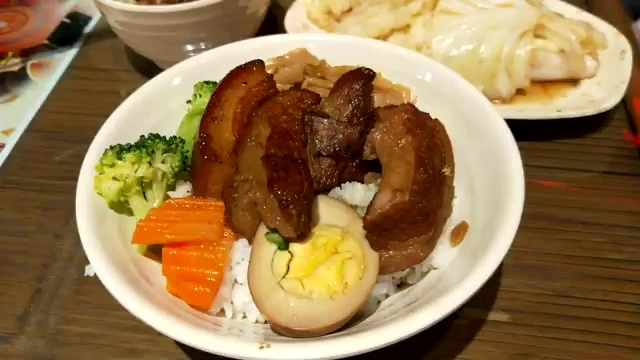 招牌封肉飯端上桌，蹄膀封肉軟嫩油亮，搭配滷蛋與冬粉