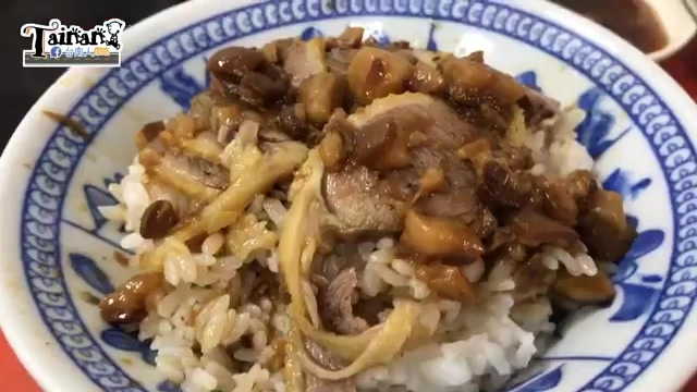 鴨肉飯特寫，肉燥淋滿鴨肉與白飯，色澤誘人香氣四溢