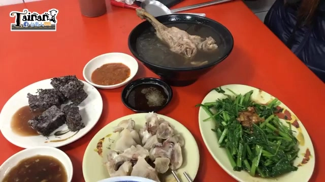 當歸鴨湯、豬腳與燙青菜擺滿桌，配料豐富的一餐