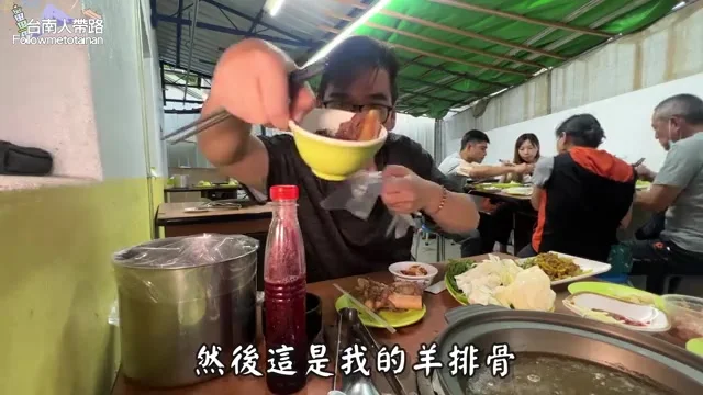 阿波展示大塊羊排骨,肉質厚實特寫