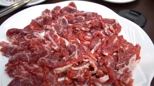 生牛肉片鮮紅帶油花分布均勻，準備下鍋涮煮
