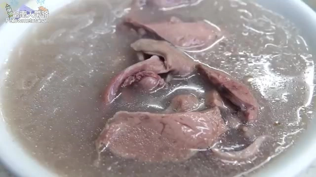 豬心冬粉裡的豬心切片粉紅新鮮，湯頭清甜帶著淡淡香油香氣
