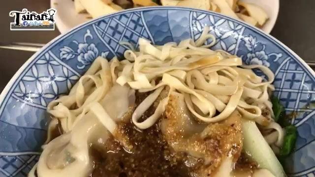 餛飩乾麵淋上自製沙茶醬，麵條吸飽醬汁色澤誘人
