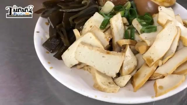 滷味拼盤裡的豆干、海帶、百葉切片整齊擺盤，滷汁入味色澤誘人