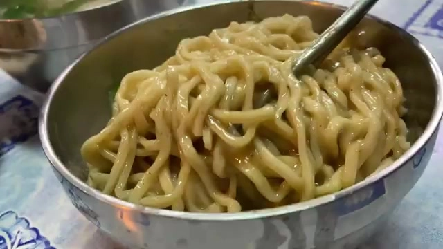 麻醬乾麵拌勻後油亮誘人,油香與麻醬香氣十足是店家招牌