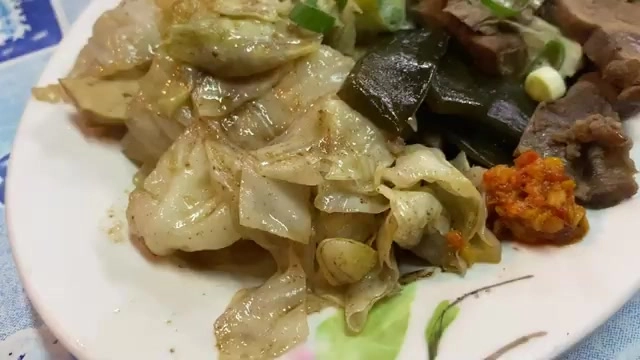 滷味拼盤配色豐富,燙青菜、滷肉配上招牌辣椒醬,是加點配菜的好選擇