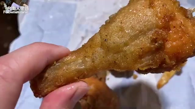 阿鋐炸雞腿色澤深邃，酥脆外皮鎖住豐富肉汁，是這次比拼的關鍵品項