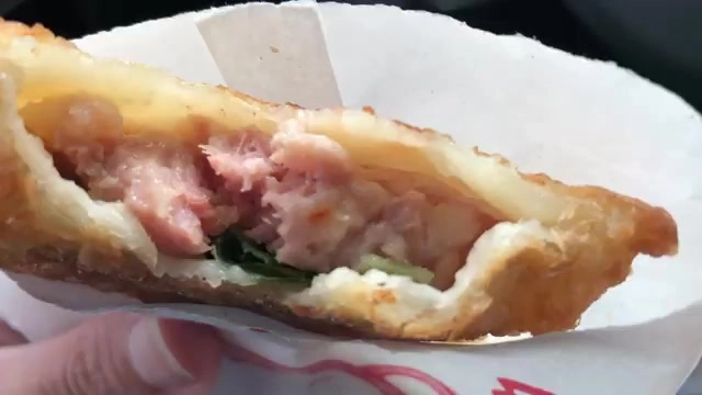 豬肉餡餅剖面可見整塊肉粒與韭菜餡料，皮薄餡多是店家的招牌功夫