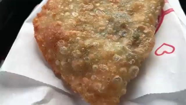現炸蔥肉餅外皮金黃酥脆帶著氣泡紋路，餅香濃郁是這款的特色