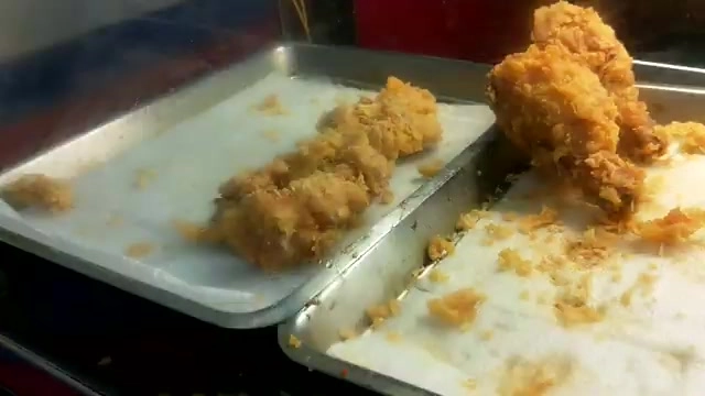 現炸台客炸雞金黃酥脆，不裹粉直接呈現雞皮本身的酥脆口感