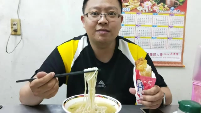 店內顧客一邊吃著清湯麵，一邊捨不得放下手中的炸雞腿，可見其美味程度
