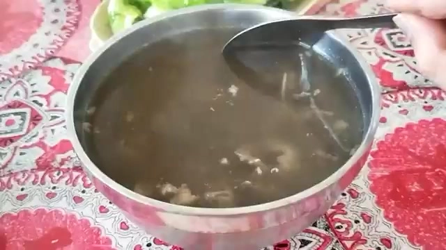 現宰新鮮牛肉湯上桌，湯頭清澈牛肉軟嫩，是肉品市場直送的新鮮好味道