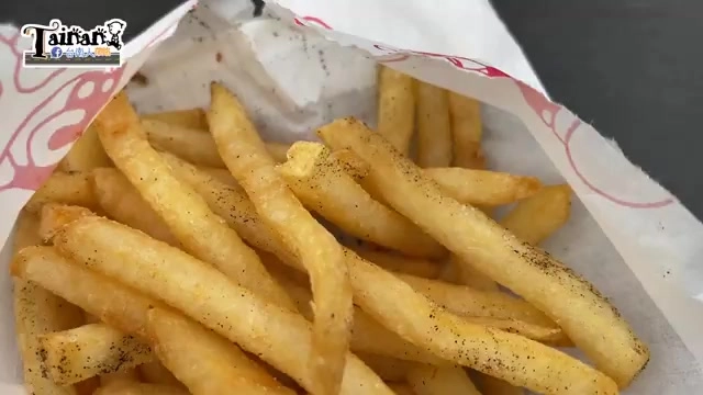薯條撒上胡椒粉裝在紙袋中，是懷念的兒時點心攤標準配備