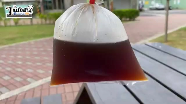 透明袋裝紅茶懸掛展示，古早味的5元飲品喝法是直接咬開袋角吸食