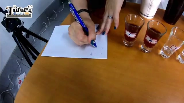 猜測答案的手寫筆記，標號紅茶樣品杯依序排列準備公布答案