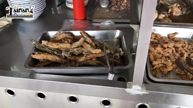 炸物盤裡的虱目魚背酥炸金黃，是拼盤中油香十足的人氣品項