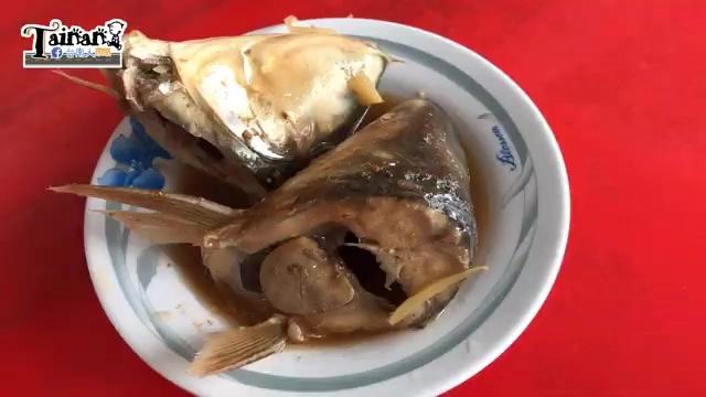 虱目魚頭盛裝上桌，魚肉魚皮份量給得大方，醬汁鹹甜入味