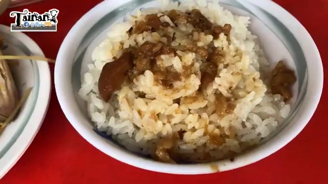 10元肉燥飯份量給得大方，肉燥偏甜口配上顆粒分明的米飯相當下飯