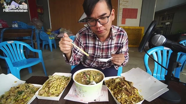 阿波坐在店外座位享用三種料理，桌上擺著炒麵、燴飯與豬肝炒飯