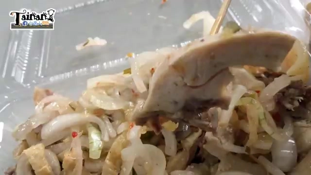 夾起的洋蔥與雞肉拌料特寫,洋蔥絲爽脆帶著微微辣椒點綴