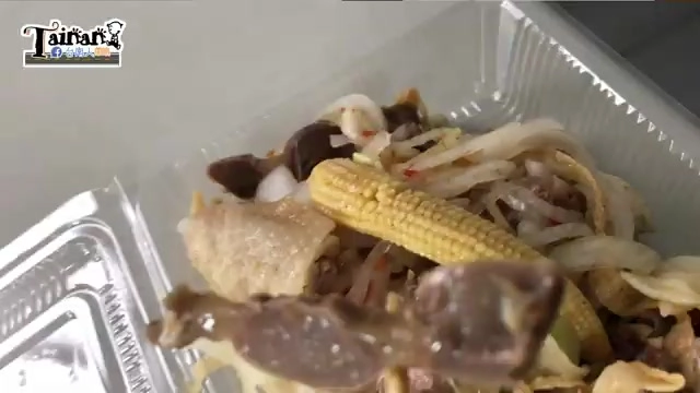 便當盒裡盛滿鹽水雞配料,包含玉米筍、雞肉與洋蔥拌料,份量豐富
