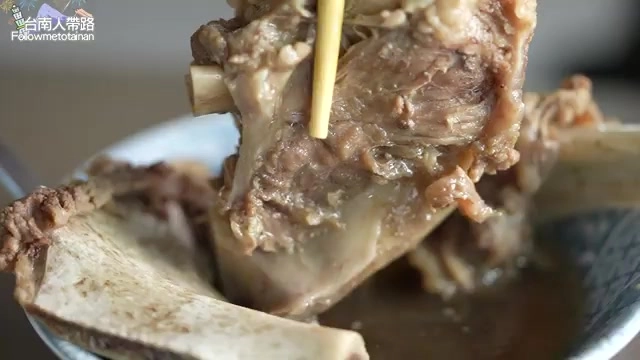夾起的羊大骨帶著粗大骨頭與豐厚肉質,湯汁色澤濃郁