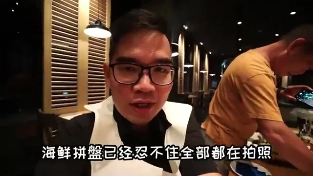 阿波介紹餐廳的980元海鮮拼盤，同行友人忙著拍照
