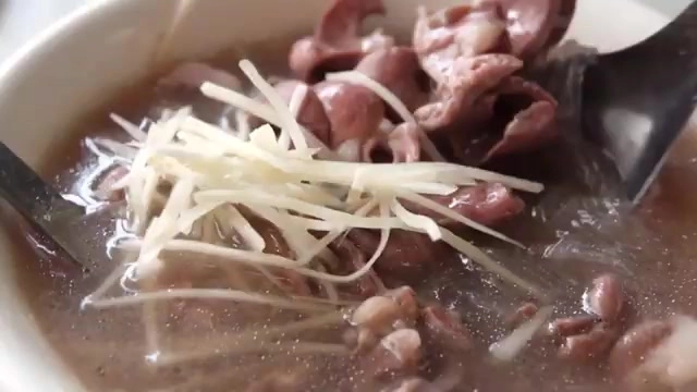 豬心湯特寫，薄切豬心片鋪滿湯面，搭配細絲薑絲點綴