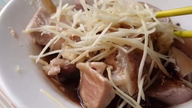 豬腳肉塊搭配薑絲盛盤，醬色油亮，肉質紋理清晰可見