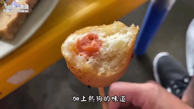 咬開的熱狗剖面,果粉外皮鬆軟綿密,中間熱狗肉眼可見