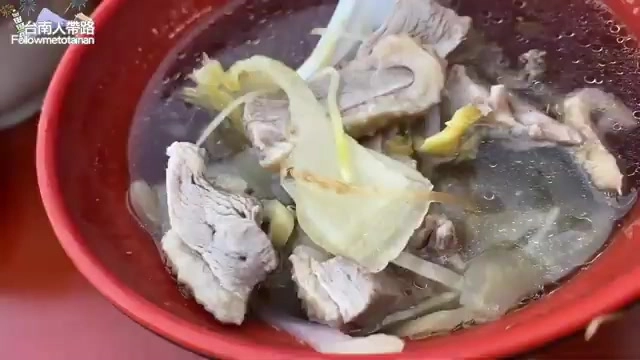 湯碗裡盛著厚實的鴨肉塊與鹹菜，湯色濃郁，肉質軟嫩
