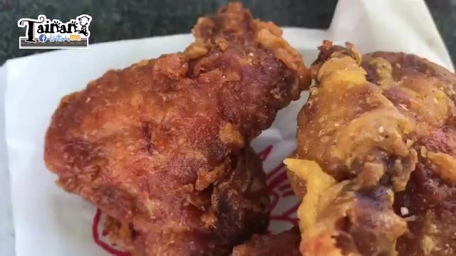 剛起鍋的炸雞腿與雞塊色澤金黃，外皮酥脆紋理清晰
