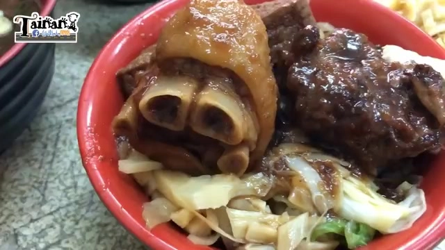 紅碗特寫呈現豬腳與滷排骨並排，肉質軟嫩，搭配筍乾與高麗菜配菜