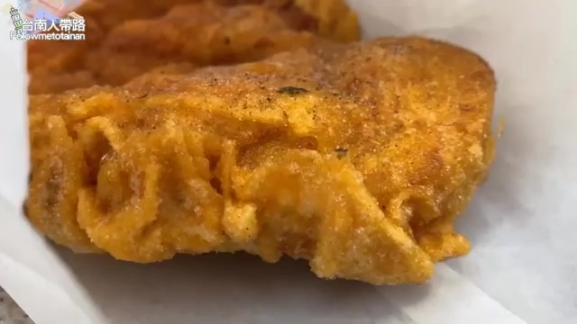 咬開的厚切雞排斷面呈現濕潤紋理，外皮金黃酥脆