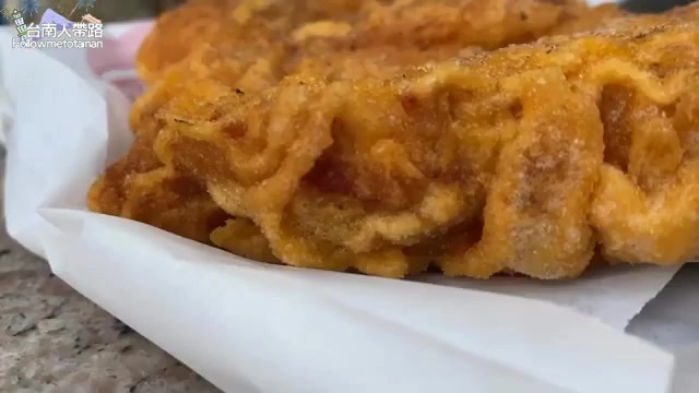 厚切雞排特寫，外皮紋理清晰可見酥脆的裹粉層次