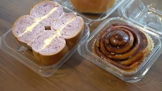 太妃肉桂捲切面層次分明,搭配紫米麵包盛裝在外帶盒中