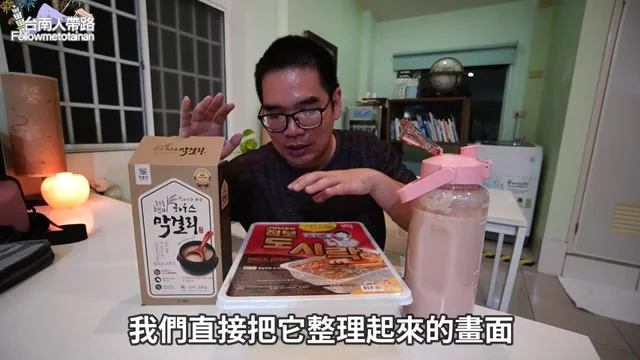 阿波拿出巨大韓國牛肉湯麵泡麵盒